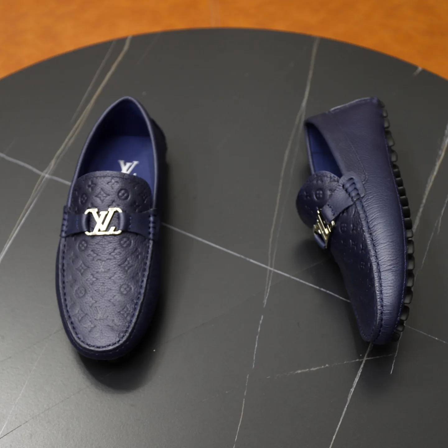 Ex-factory price: 480💰【LV】Louis Vuitton ⚠️High-end men’s driving and pedal series ⚠️38-44 (customized for 45) ⚠️All original cowhide leather! Thick and soft! Made entirely of calfskin lining! The latest non-slip beanie sole! Three-dimensional package technology! Fashionable and classic! Handicrafts! Original high quality! Feel free to compare!